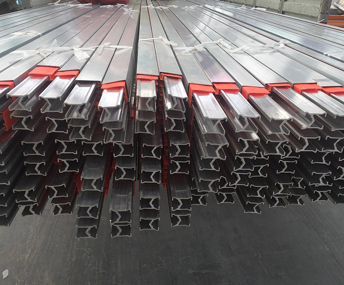 使用單級安全滑觸線，外殼部件要重視